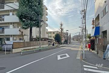 敷地の北側前面道路は三岩亜通りです（東側から）。