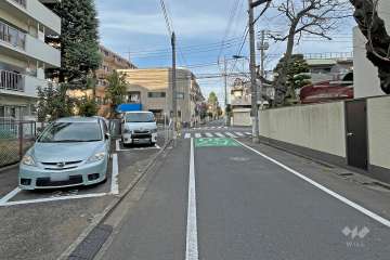 敷地の東側前面道路（南側から）