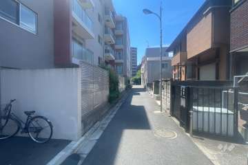 敷地西側の前面道路　