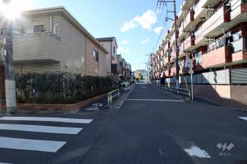 敷地南側の前面道路（東側から）