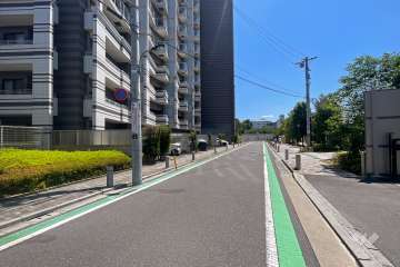 敷地西側の前面道路（北側から）