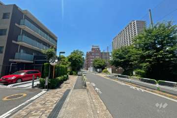 敷地の北側前面道路（東側から）