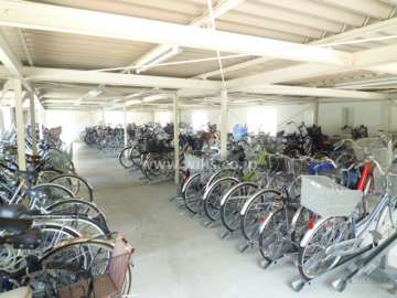 駐輪場は屋根付きです。