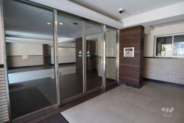 エントランスはオートロック付きです。