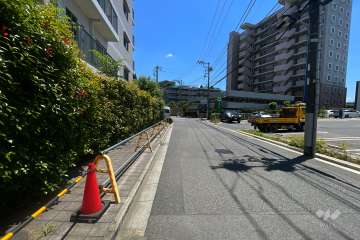 敷地南西側の前面道路（北西側から）