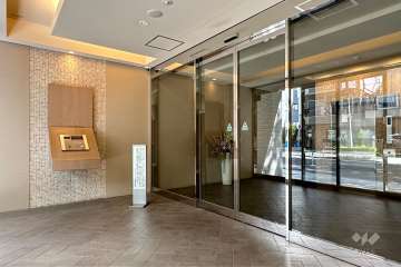 エントランスはオートロック付きです。