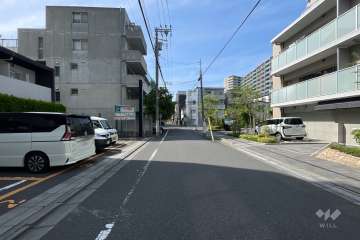 敷地の東側前面道路（南側から）