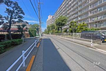 敷地の南側前面道路（東側から）