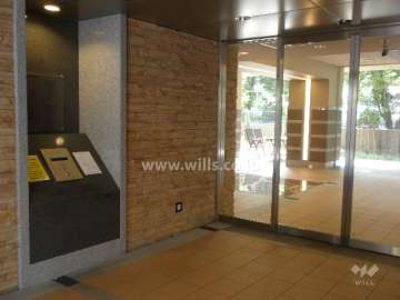 エントランスはオートロック付きです。