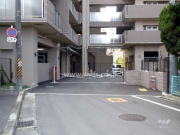 駐車場入り口にはロボットゲートが付いています。