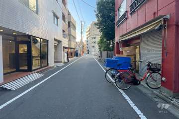 敷地北東側の前面道路（南東側から）