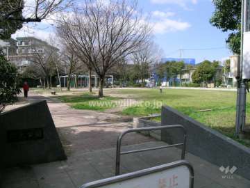 皿池公園は緑が多く、遊具も設置されています。