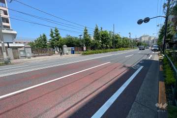 敷地北東側の前面道路（北西側から）