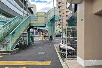 敷地の南西側前面道路（南東側から）