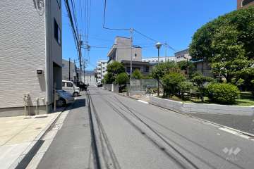 敷地南西側の前面道路（南東側から）