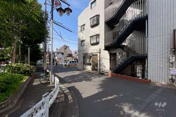 敷地西側の前面道路（南側から）