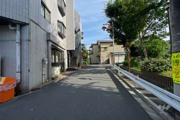 敷地西側の前面道路（北側から）