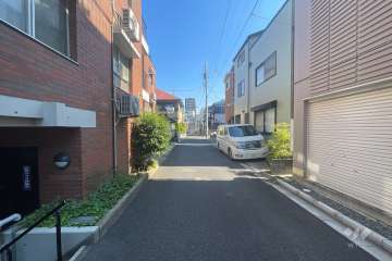 敷地の東側前面道路（南側から）