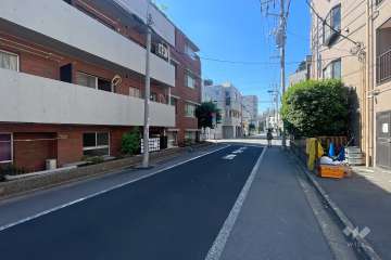 敷地の西側前面道路（北側から）
