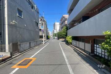 敷地の南側前面道路（東側から）