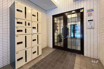 エントランスはオートロック・宅配ボックス付きです。