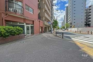 敷地の北西側前面道路（北東側から）