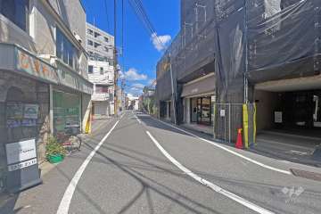 敷地の北側前面道路（西側から）