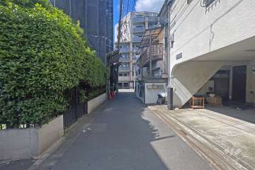 敷地の東側前面道路（南側から）