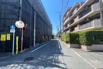 敷地の南側前面道路（西側から）