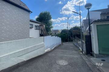 敷地の南側前面道路（東側から）