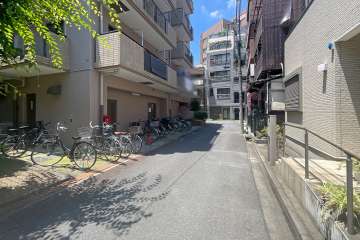 敷地北側の前面道路