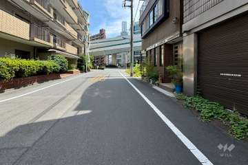 敷地西側の前面道路