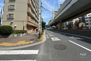敷地の南西側前面道路（北西側から）