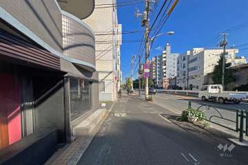 敷地の南東側前面道路は環七通りです（南西側から）。