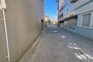 敷地の東側前面道路（南側から）