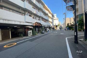 敷地南西側の前面道路（北西側から）