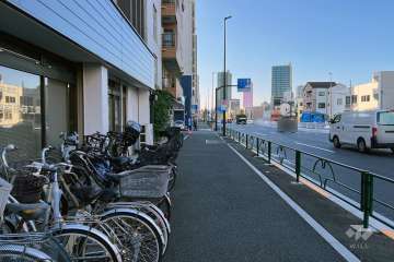 敷地の北東側前面道路（南東側から）