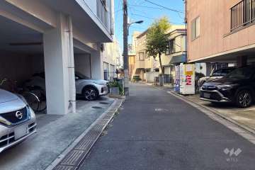 敷地の南西側前面道路（北西側から）