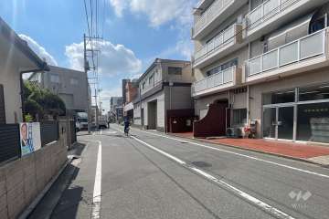 敷地の北側前面道路（東側から）
