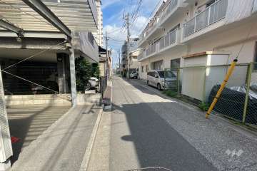 敷地の南側前面道路（東側から）