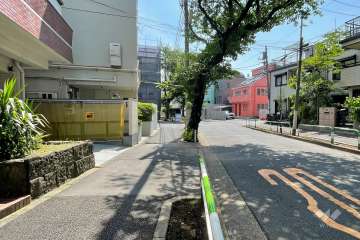 敷地の北西側前面道路（北東側から）