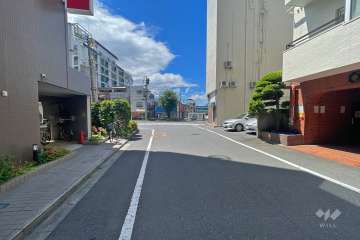 敷地南西側の前面道路（南東側から）