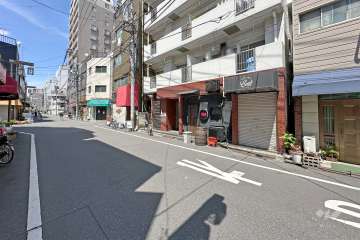 敷地西側の前面道路（南側から）