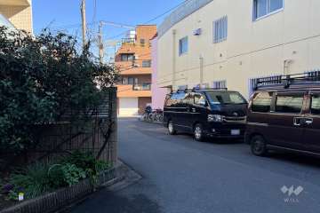 敷地南側の前面道路（西側から）