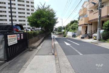 敷地北西側の前面道路