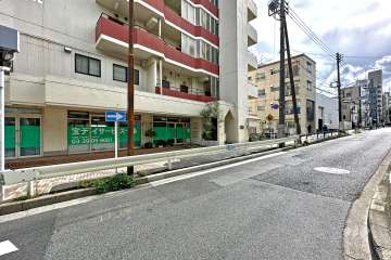 敷地の北側前面道路（東側から）