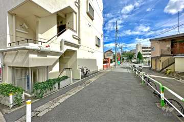 敷地の西側前面道路（北側から）