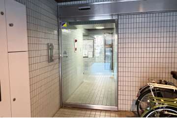 エントランスはオートロック付きです。