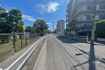 敷地北西側の前面道路（南西側から）