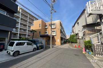 敷地西側の前面道路（西側から）